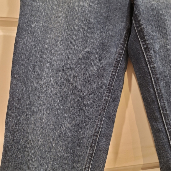 The A&F Jegging | Original Back Pocket Stitching | Size 2 | Dark Wash - Picture 6 of 8